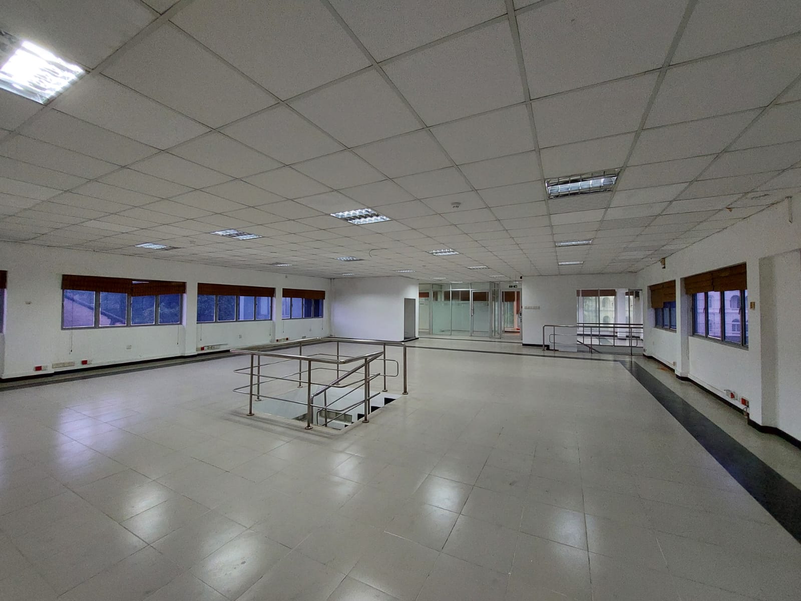 Glass House Building For Rent in Colombo 7