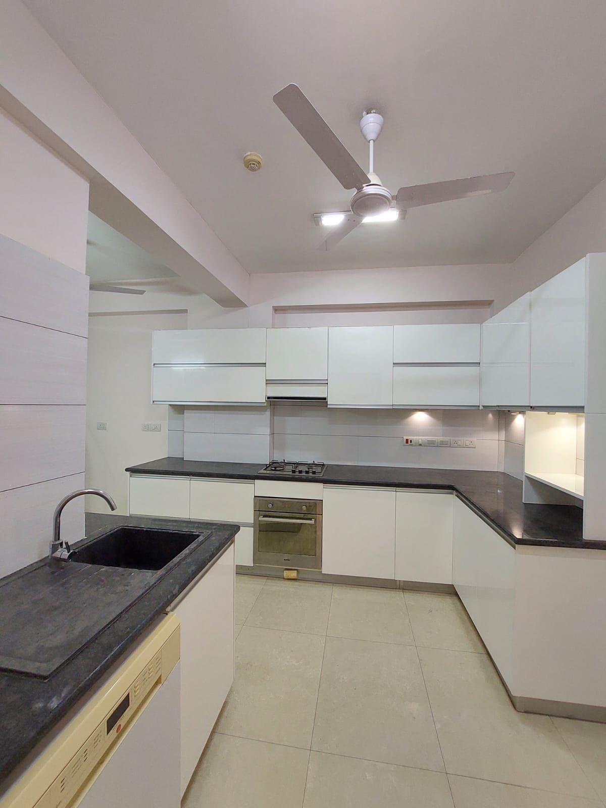 WhatsApp Image 2024-07-25 at 22.23.11 (2) Iconic Super Luxury Duplex Apartment For Rent in Rajagiriya